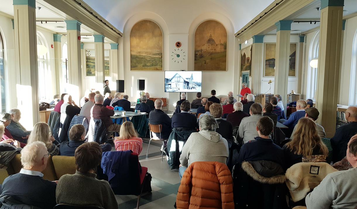 Jernbanehistorisk dag i historiske omgivelse i den gamle jernbanerestauranten på Hamar stasjon