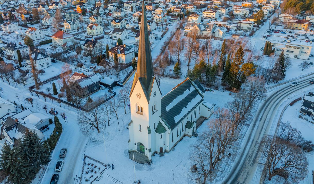 Dronebildet av Hamar domkirke vinter.