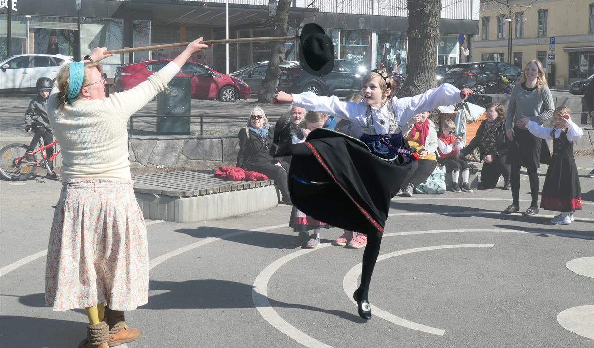 Her kan du prøve å danse halling!
