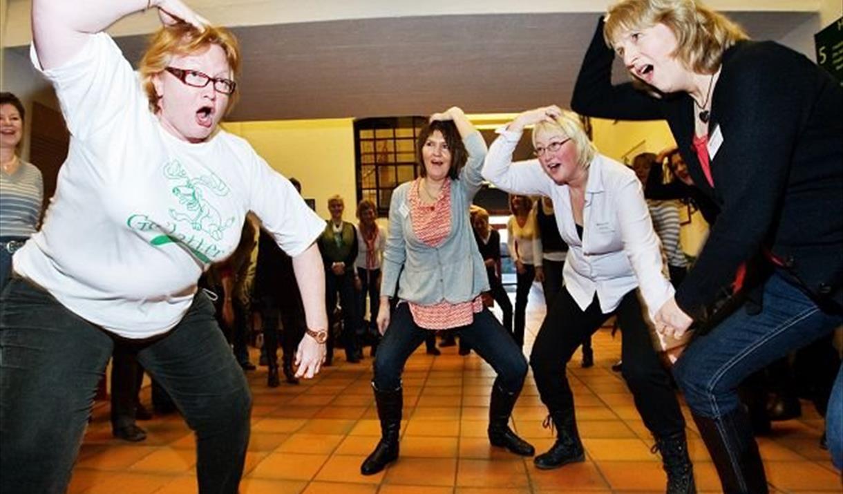 Vi tøyser jula inn - Latteryoga v/Ellen