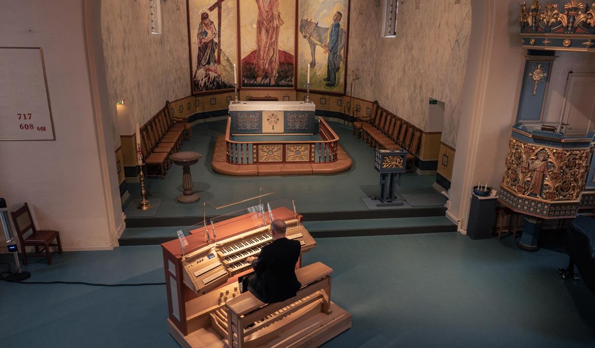 Organist sitter ved orgelet i Hamar domkirke