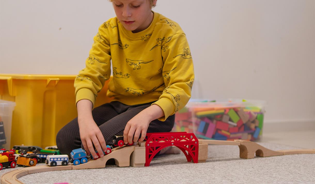 «Bygg din egen jernbane!» – Kreativ lek med LEGO, Brio og kulebaner i Vitenverkstedet.