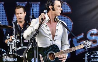 Tony Nilsson og Løten Storband // Elvis at Madison Square Garden