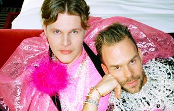 Harm & Hegseth presenterer: Glitter, K** og Sang