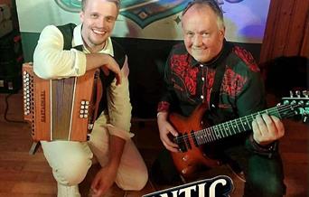 Dansegalla/nonstopdans med Atlantic Duo, 3 Bra Kara, Quicktime Duo og Bare1