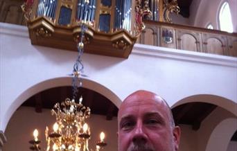 Organist sitter ved orgelet i Hamar domkirke
