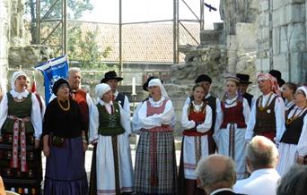 Festforestilling med folkemusikk og folkedans