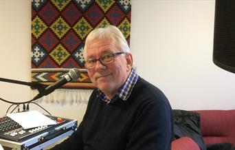 Rolf Engen underholder på hyggetreffet