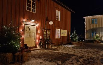 Kjonerudtunet. Julepyntet og klart til å ta imot deg.