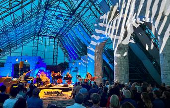 Konsert i Hamardomen & Laboratorium på Sørum gård, med Sigurd Hole og Arve Henriksen m.fl.