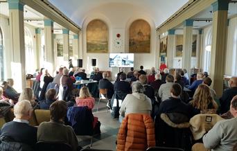Jernbanehistorisk dag i historiske omgivelse i den gamle jernbanerestauranten på Hamar stasjon