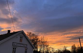 Hasselbakken i høstlys.