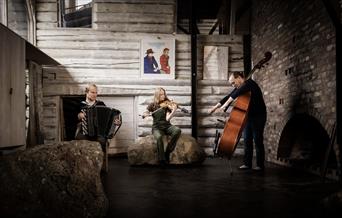 Laboratorium på Sørum gård med Sigurd Hole, Frode Haltli og Helga Myhr