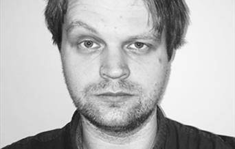 Tom Styve er en allsidig skuespiller og komiker. Denne gangen blir det stand-up-show.