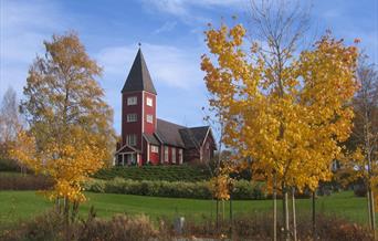 Øvre Vang kirke i høstprakt