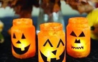 Stemningsfull og småskummel Halloween-feiring i Løten kirke