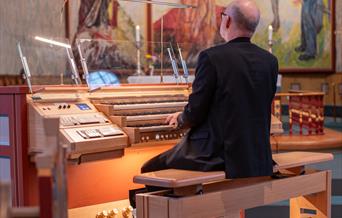 Organist sitter ved orgelet i Hamar domkirke