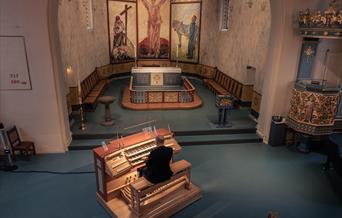 Organist sitter ved orgelet i Hamar domkirke