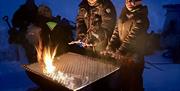 Det er varme griller, så ta med grillmat - eller kjøp en pølse til inntekt for Rokosjøens venner.