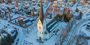 Dronebildet av Hamar domkirke vinter.
