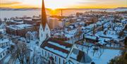 Dronebilde av Hamar domkirke vinter