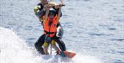 Far og sønn i Seaside cablepark Hamar