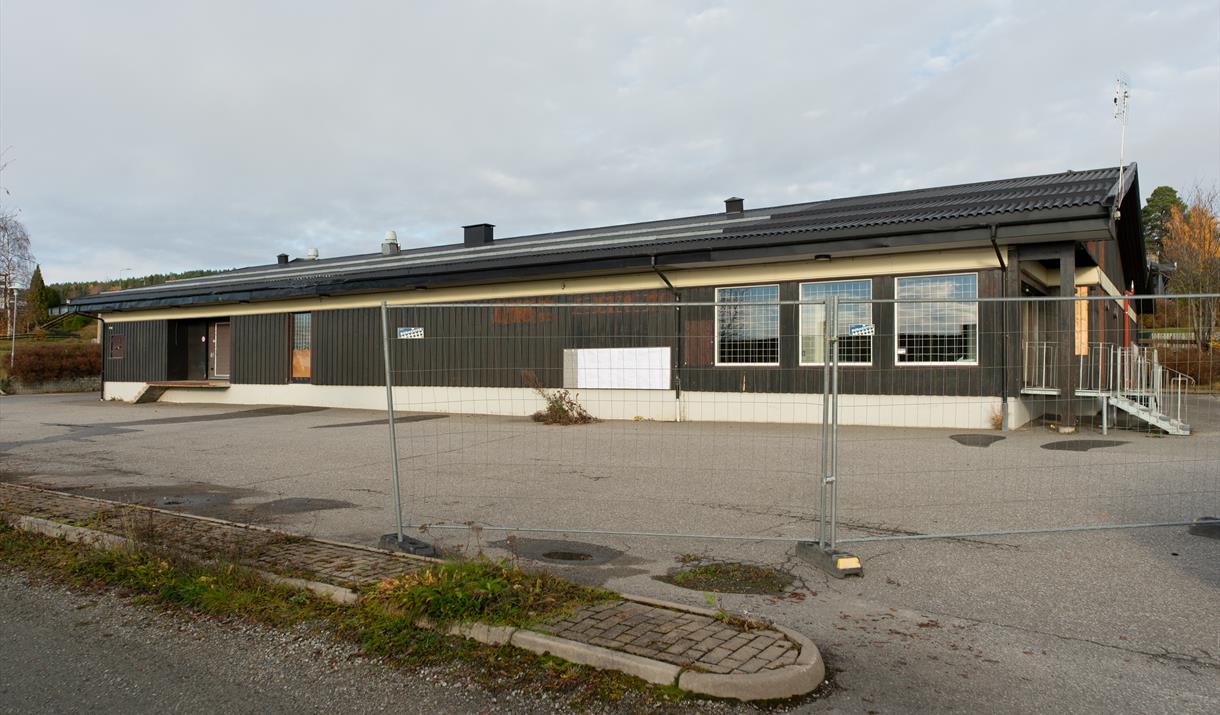 Noise Index Study — Exposure #1 / Field #1 – KIWI 240. Tekst montert på fasaden av den tidligere dagligvarebutikken KIWI 240 Utfarten, Hamar. Verket undersøker hvordan samtidens språk fotograferer seg selv – uten kamera. Noise Index Study — Exposure #1 / Field #1 – KIWI 240. Tekst montert på fasaden av den tidligere dagligvarebutikken KIWI 240 Utfarten, Hamar. Verket undersøker hvordan samtidens språk fotograferer seg selv – uten kamera.