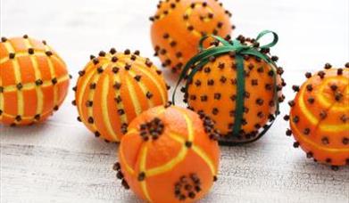 6 oranges on a white table