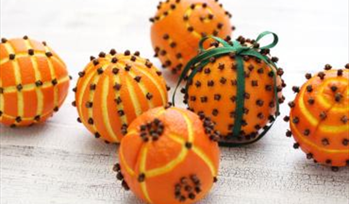 6 oranges on a white table