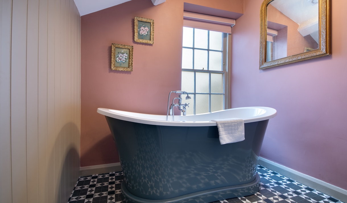 Kymin Round House - Bathroom - Mike Henton - February 2023