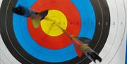 Archery_target_with_arrows_in_centre