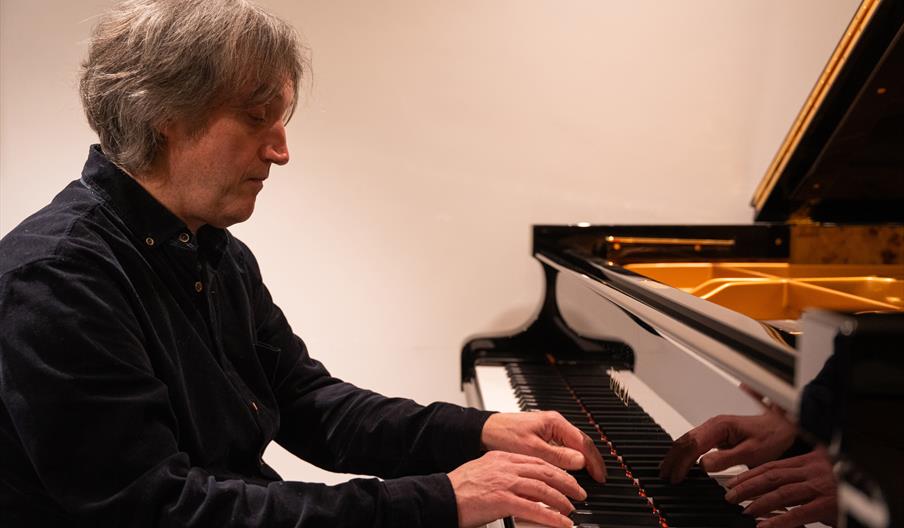 Anthony Hewitt piano (image Isabel Ward)