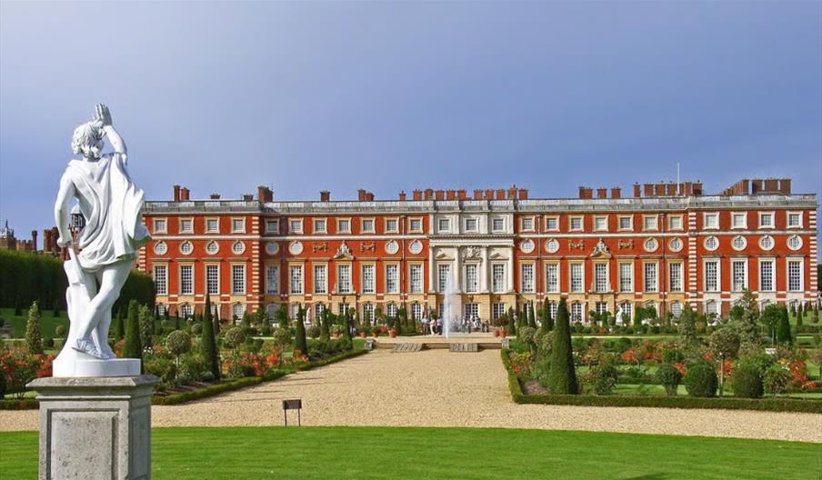 Hampton Court Palace Private Tour with Fast Track Pass