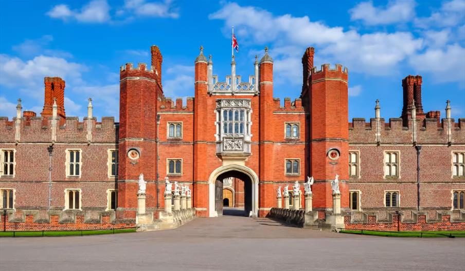 Hampton Court Palace Private Tour with Train Option