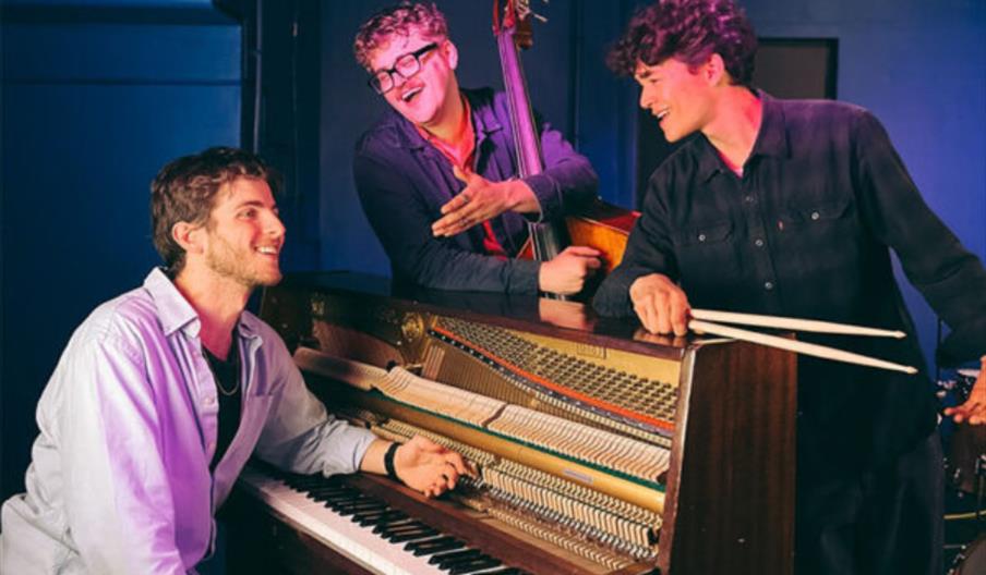 Late Night Jazz – Emile Hinton Trio
