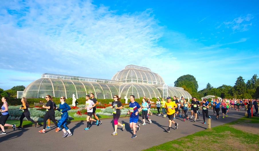 Richmond 10k runners running past the Palm House