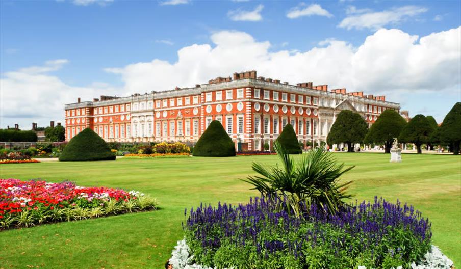 Skip-the-line Hampton Court Palace from London by Car