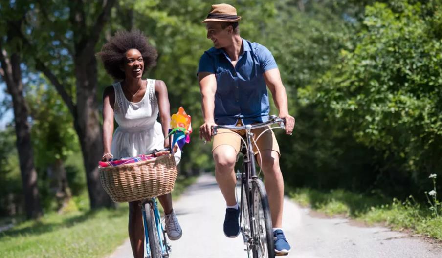 Summer Cycle, Couple cycling