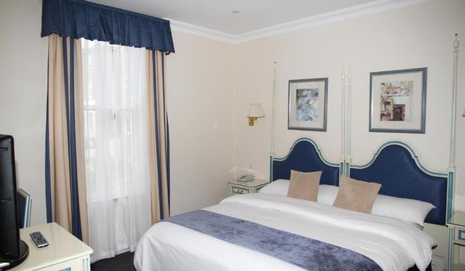 A picture of a room in The Richmond Inn