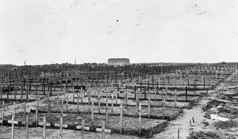 ©IWM Q100926 (Tyne Cot Cemetery 1919)