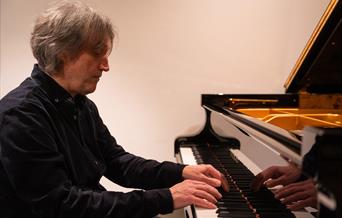 Anthony Hewitt piano (image Isabel Ward)