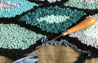 Hooked rag rug