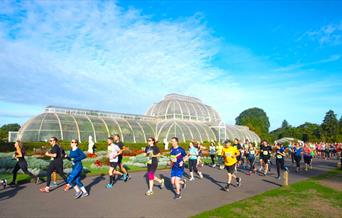 Richmond 10k runners running past the Palm House