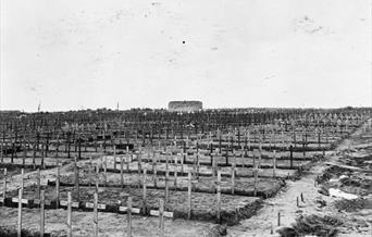 ©IWM Q100926 (Tyne Cot Cemetery 1919)