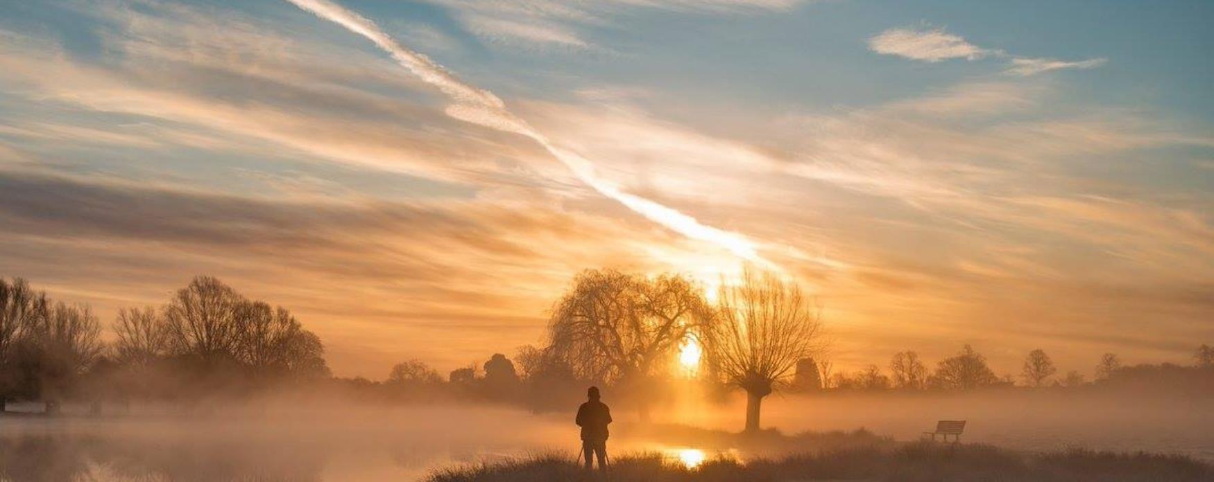 Stunning picture of a man exploring Richmond Park very early in the morning
