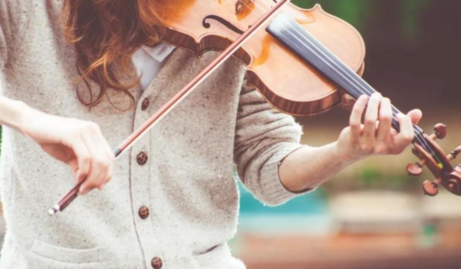 A picture of a person playing on violin