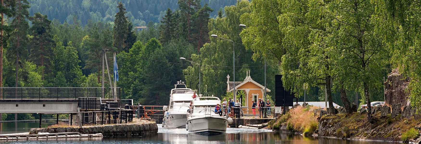 Fritidsbåter gjennom sluse i Telemarkskanalen