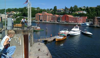 VENTEBRYGGE: Ved innseilingen til Skien sluse i Bryggevannet er det ventebrygge for fritidsbåter.