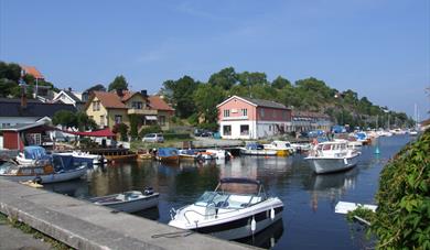 Kongshavn gjestehavn med båter, blått vann og blå himmel