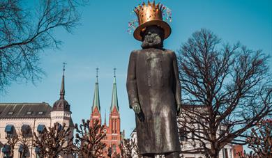 Henrik Ibsen statue with crown
